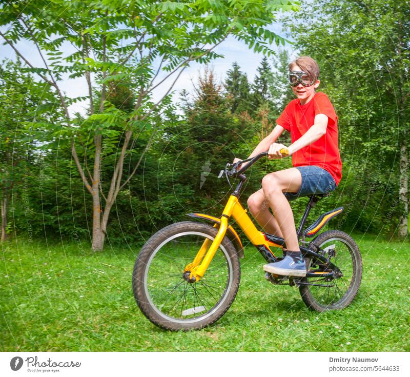 Radfahren für Kinder im Freien Aktivität Fahrrad Biker Junge lässig Kaukasier Kindheit niedlich Zyklus Fahrradfahren Radfahrer Tag Schutzbrille Gesundheit