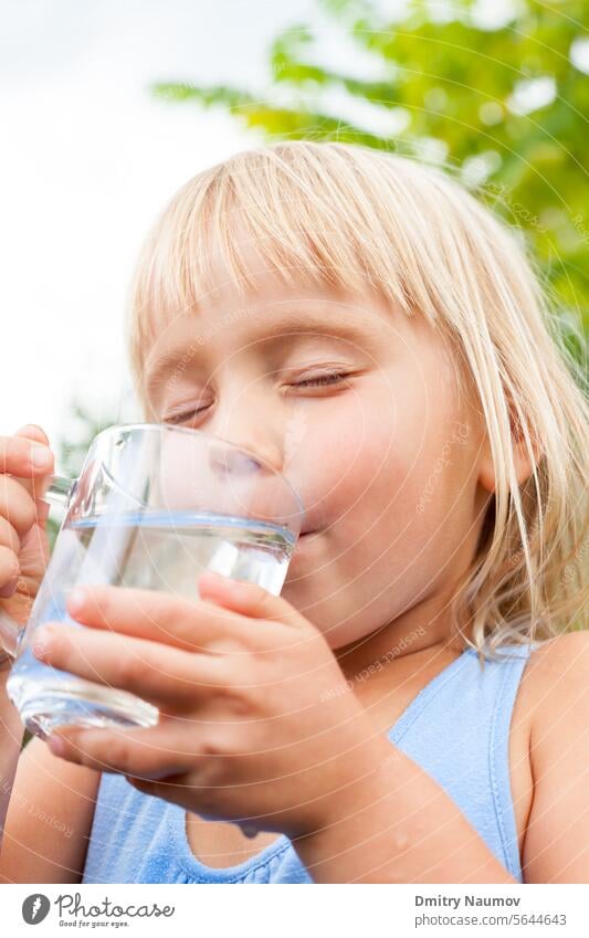 Kinder trinken gerne Wasser im Freien 4-5 Jahre aqua Getränk blond blau Kaukasier Kindheit Sauberkeit übersichtlich geschlossene Augen Nahaufnahme Tasse