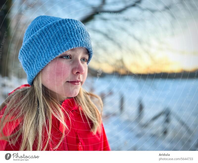 Portrait | Mädchen im Winter Schnee Mütze Porträt Gesicht Blick Kind Schwache Tiefenschärfe Mensch kalt Kindheit frieren hellblau Sonnenuntergang Schönes Wetter