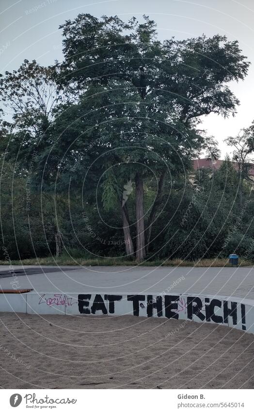 Politischer Slogan "Eat the rich" auf Mauer Politik Berlin Schriftzug Ausruf Ansage Typo Straßenfotografie Street Life Reichtum Anti-Kapitalismus