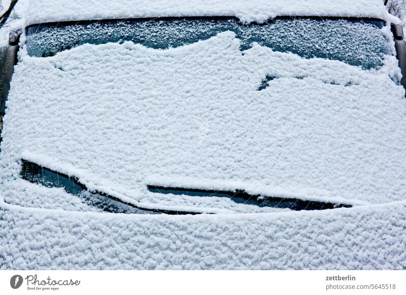 Zugeschneite Frontscheibe Parkplatz auto fahruntauglich fahrzeug frost kalt klima kälte neuschnee parken scheibenwischer schlechte sicht schneefall