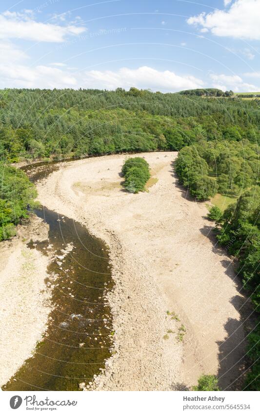 Trockenes Flussbett. South Tyne, Lambley UK northumberland Großbritannien Wetter Sommer Dürre Flußbett Holz Bäume Wasser trocknen Außenaufnahme Natur Landschaft