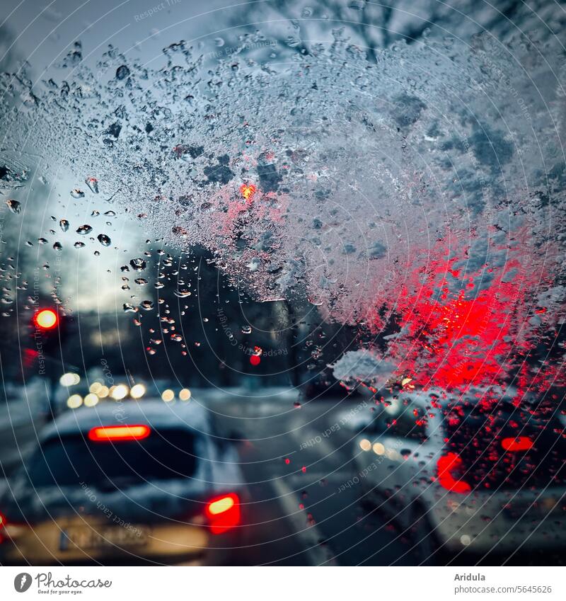 Winter im Auto an der roten Ampel Straße Verkehr Eis kälte PKW Verkehrswege Licht Straßenverkehr Autofahren Straßenkreuzung Wege & Pfade Unschärfe unscharf