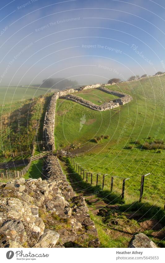 Milecastle am Hadrianswall in Northumberland, UK milecastle Nachlauf northumberland Römer Mauer Hügel Außenaufnahme Tag Wand Bauwerk Stein Historie Kulturerbe