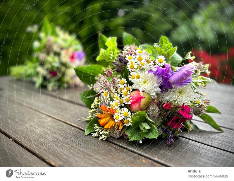 Zwei Sommerblumensträuße auf einem Holztisch Blumenstrauß draußen Tisch Blüte Dekoration & Verzierung rosa schön bunt Blühend grün Geschenk Wünsche Geburtstag