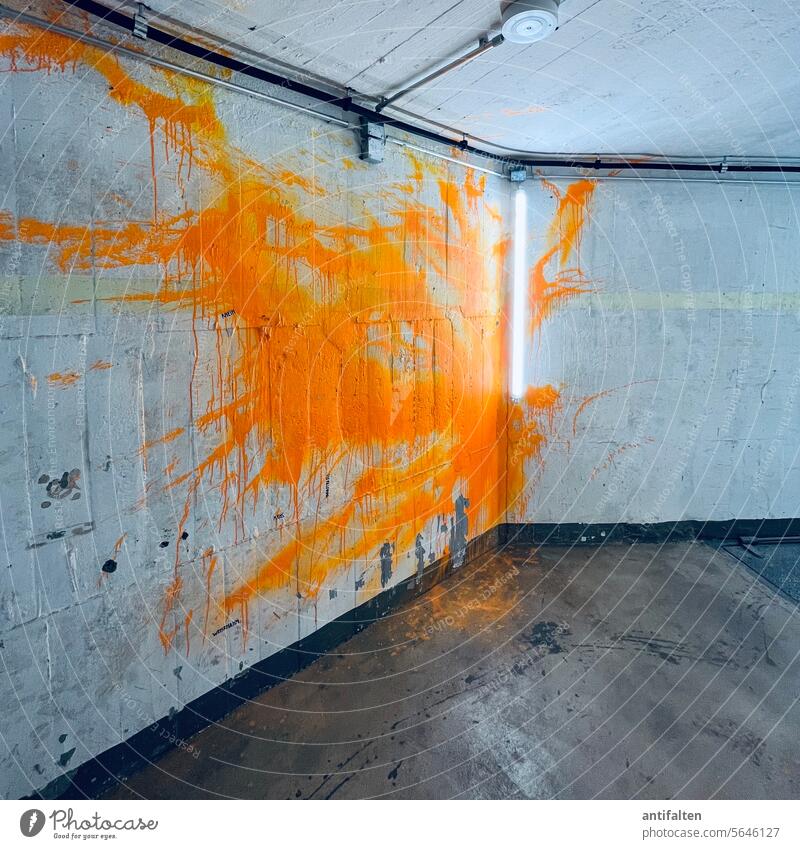 splash Farbe farbenfroh orange Farbe Wand Raum Bunker Kabel Decke Boden Ecke trist farbklecks Mauer Architektur Gebäude Menschenleer grau Beton Farbfoto Bauwerk