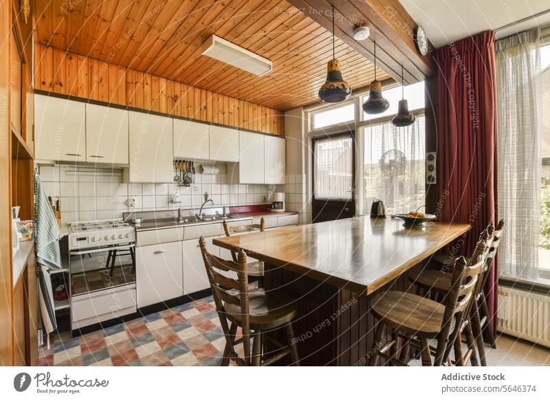 Küche und Essbereich des Hauses mit Holz Schmuckanhänger Licht erhängen hölzern Abfertigungsschalter Arbeitsplatte modern Zeitgenosse Herd Waschbecken