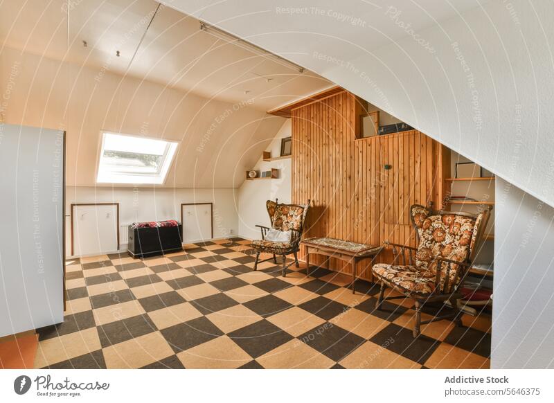 Raum mit gefliestem Boden und Stühlen Tisch Stuhl hölzern Möbel Kleiderschrank Dachboden Loft klein gemütlich einrichten modern heimwärts Haus Deckenbeleuchtung