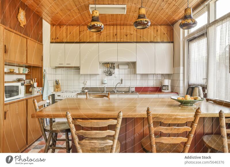 Küche mit Holztisch und Stühlen Schmuckanhänger Licht erhängen hölzern Abfertigungsschalter modern Zeitgenosse Haus Waschbecken Wasserhahn Schalen & Schüsseln