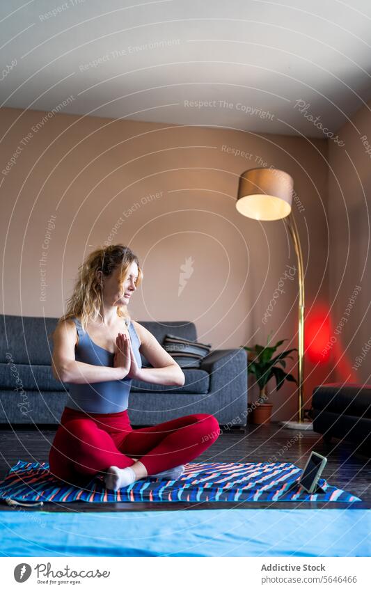 Friedliche Yoga-Sitzung zu Hause mit einer jungen Frau heimwärts Fitness Gesundheit Wohlbefinden Übung üben Meditation Frieden Windstille Erholung