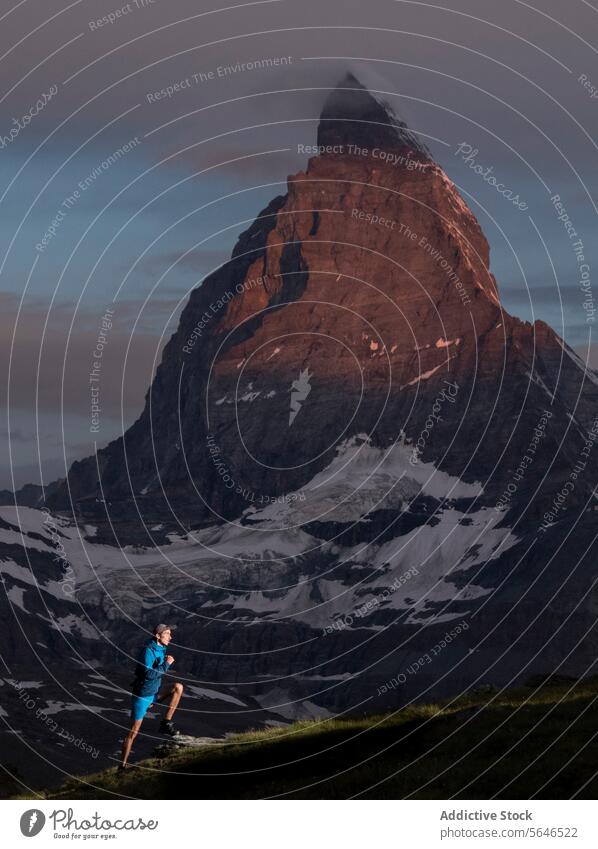 Alpiner Trailrun in der Abenddämmerung mit Bergkulisse Nachlauf Läufer alpin Landschaft Berge u. Gebirge Silhouette Natur Abenteuer rennen im Freien Sport