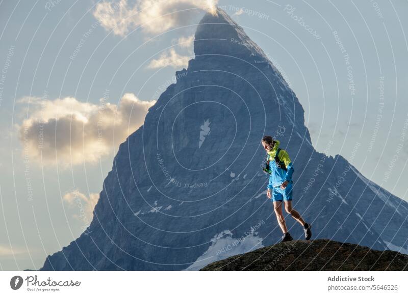Trailrunner in der Bergwildnis Nachlauf Läufer Berge u. Gebirge Gipfel Abenteuer Natur Wildnis im Freien Sport Aktivität Felsen Abgrund majestätisch wandern