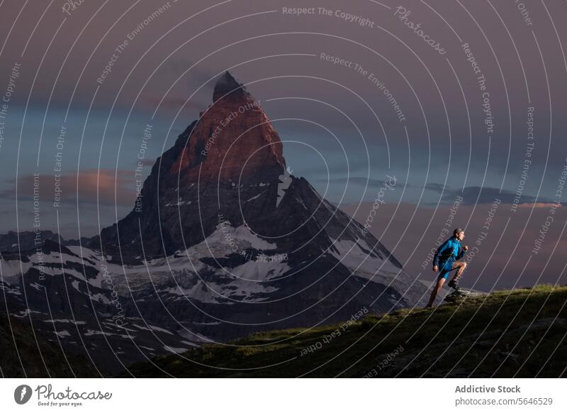Alpiner Trailrun in der Abenddämmerung mit Bergkulisse Nachlauf Läufer alpin Landschaft Berge u. Gebirge Silhouette Natur Abenteuer rennen im Freien Sport