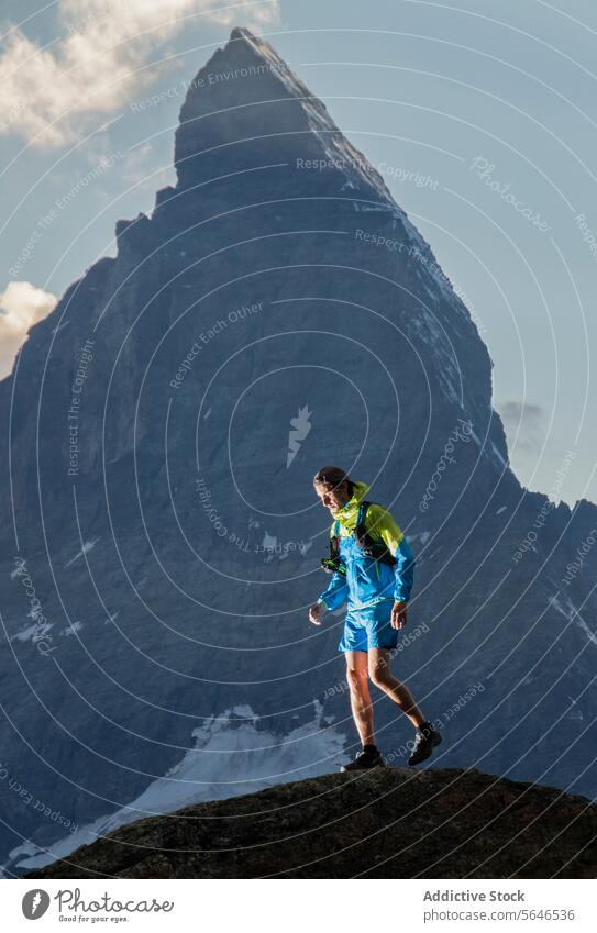 Trailrunner in der Bergwildnis Nachlauf Läufer Berge u. Gebirge Gipfel Abenteuer Natur Wildnis im Freien Sport Aktivität Felsen Abgrund majestätisch wandern