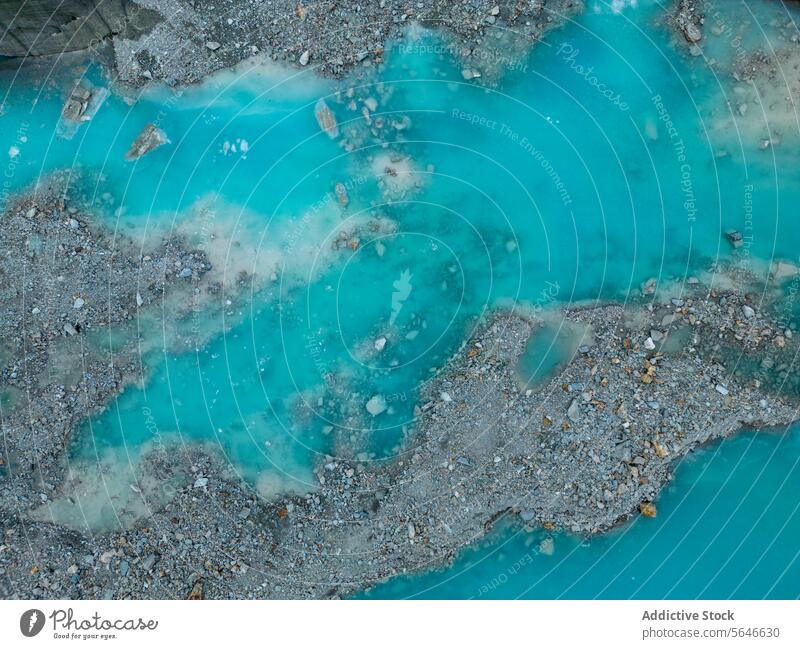 Luftaufnahme eines leuchtend blauen Gletscherschmelzwasserstroms Antenne Schmelzwasser strömen türkis felsig Gelände pulsierend Wasser Natur natürlich Schönheit