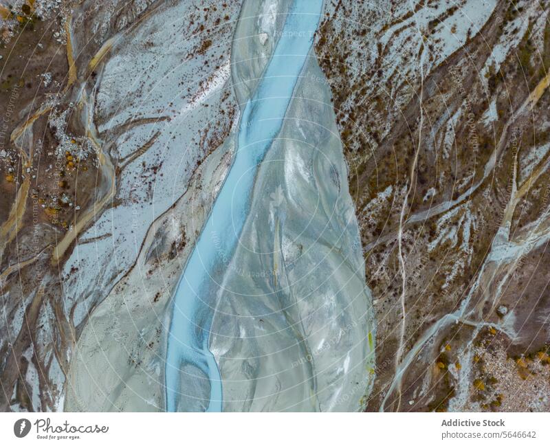 Luftaufnahme eines gewundenen Gletscherflusses in einer schlammigen Landschaft geschlängelt Erdton Natur natürliche Schönheit Kontrast robust Gelände Erde