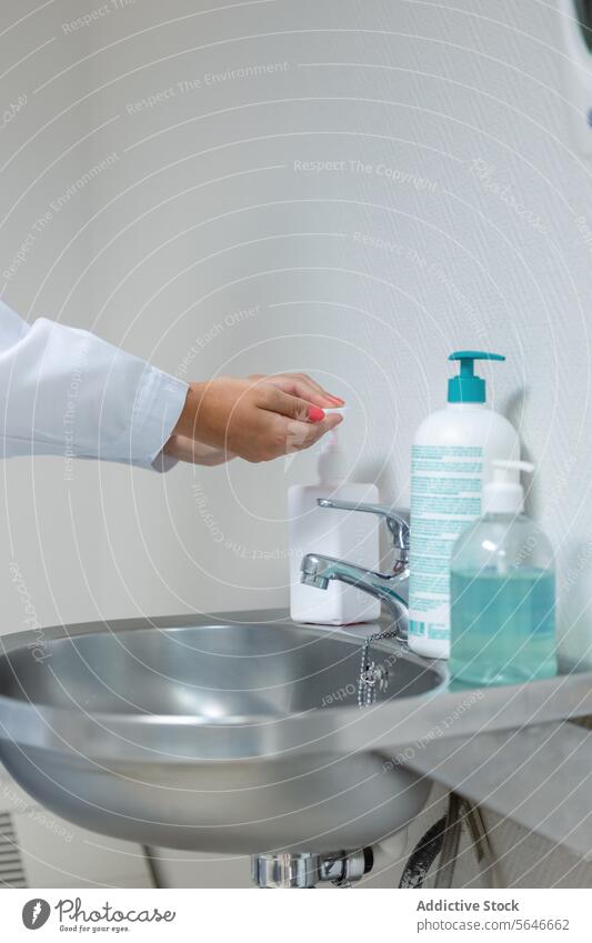 Crop-Frau wäscht sich die Hände mit Alkoholgel im Waschbecken Hand Arzt Hygiene liquide Flasche Waschen Gel Krankenpfleger Spender Desinfektionsmittel