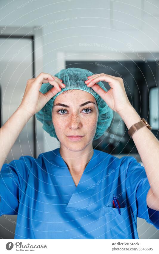 Weibliche Chirurgin mit medizinischer Kappe und Uniform steht im Krankenhaus und schaut auf Frau Verschlussdeckel Arzt Gang professionell Klinik Medizin