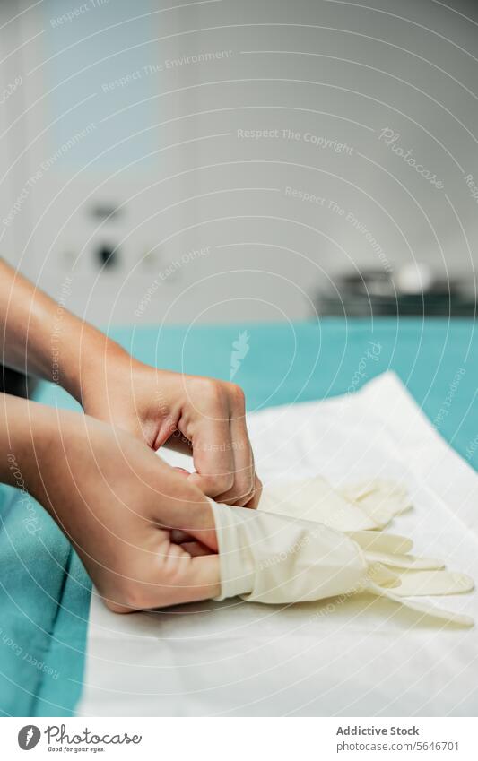Crop gesichtslose weibliche Nitril in der Hand im Krankenhaus Person Handschuh behüten medizinisch Gesundheitswesen anhaben Klinik Frau Arzt Pflege Dame