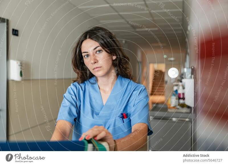 Professionelle Ärztin sitzend auf dem Krankenhauskorridor in der Klinik Frau Arzt medizinisch Uniform Gang Krankenpfleger Medizin Spezialist Gesundheitswesen