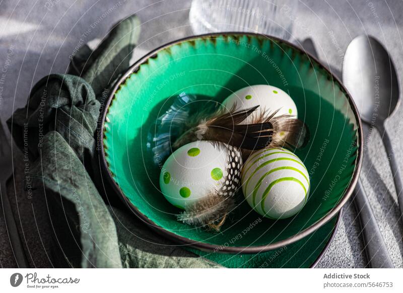 Nahaufnahme eines Essgeschirrs für das Abendessen an den Osterfeiertagen Ostern Tabelleneinstellung dekorative Eier Federn festlich natürlich Feier