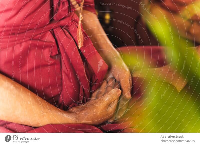 Ältere Frau in traditionellem Gewand zur Gebetszeit in Thailand meditieren Religion Harmonie buddhistisch Buddhismus Lotus-Pose Tempel Zen Orientalisch Asien
