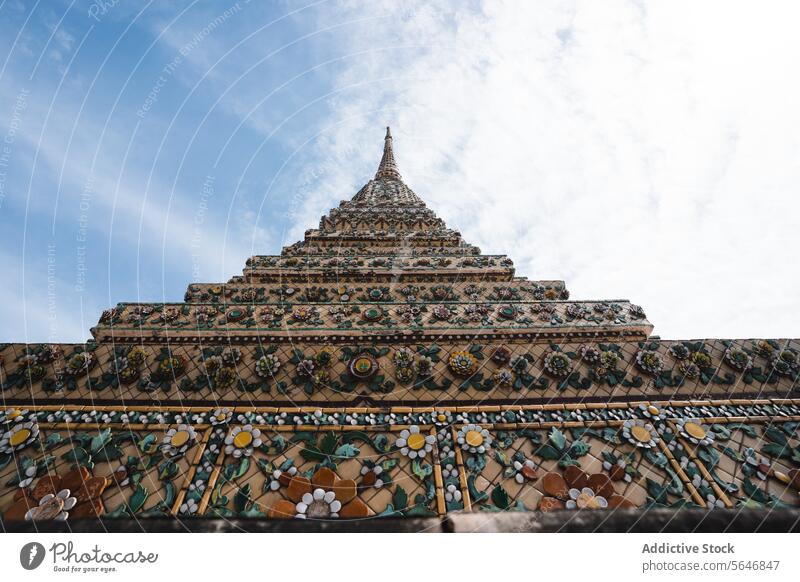 Alter buddhistischer Tempel unter blauem Himmel mit Wolken in Thailand Ornament Architektur antik Religion Außenseite Orientalisch Buddhismus Anbetung Wat Po