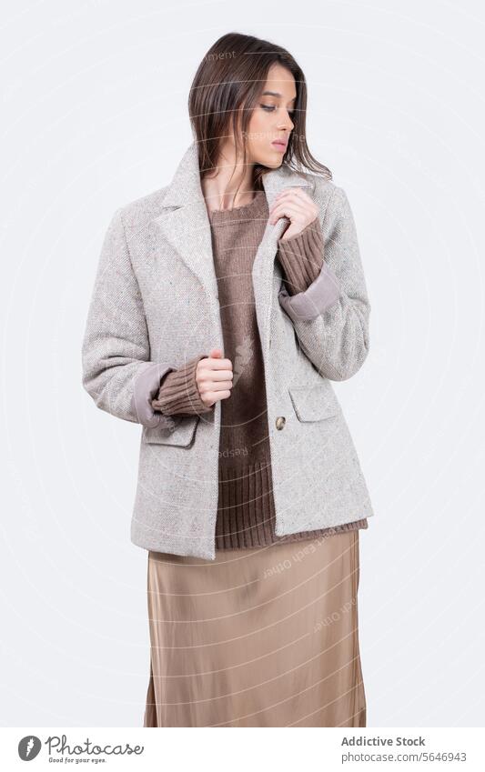 Charmante Frau in grauem Blazer in weißem Studio Jacke Model Stil trendy selbstbewusst Vorschein elegant Bekleidung Kleidungsstück Outfit modern jung feminin