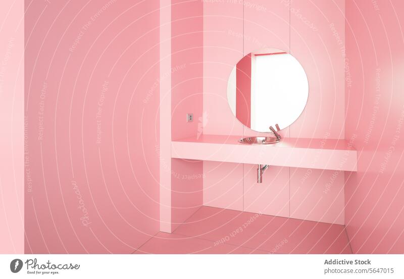 Runder Spiegel über dem Waschbecken in einer rosa Toilette im Krankenhaus kreisen Wand modern leer Innenbereich Sauberkeit Zeitgenosse reflektieren Bad