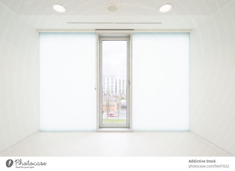 Leerer weißer Raum mit Fenster im Krankenhaus leer Glas Wand Zimmerdecke Ventilator Licht Innenbereich modern medizinisch Sauberkeit Medizin Klinik Zeitgenosse
