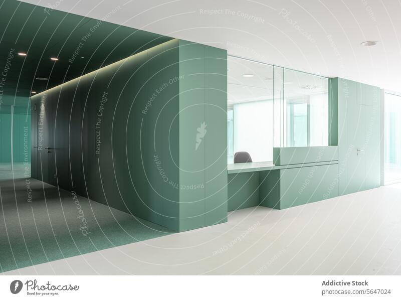 Leeres Krankenhaus mit Kabine und grünen Wänden leer Wand Innenbereich modern Glas Durchgang medizinisch Sauberkeit Medizin Klinik Zeitgenosse Design Raum