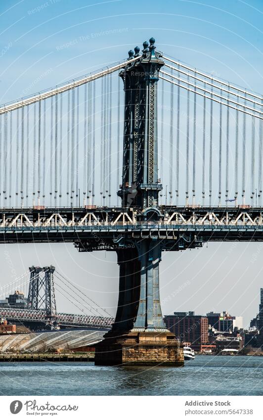 Detailaufnahme der Brückenaufhängung in Manhattan Suspension Architektur New York State Skyline Wasser Fluss Wahrzeichen Struktur reisen Tourismus Stadtbild