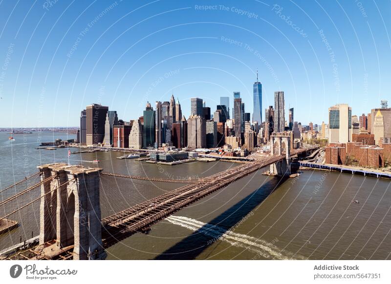 Brooklyn Bridge mit Stadtsilhouette im Hintergrund unter blauem Himmel. Brücke Skyline Großstadt Fluss New York State Antenne Ansicht Architektur Wahrzeichen
