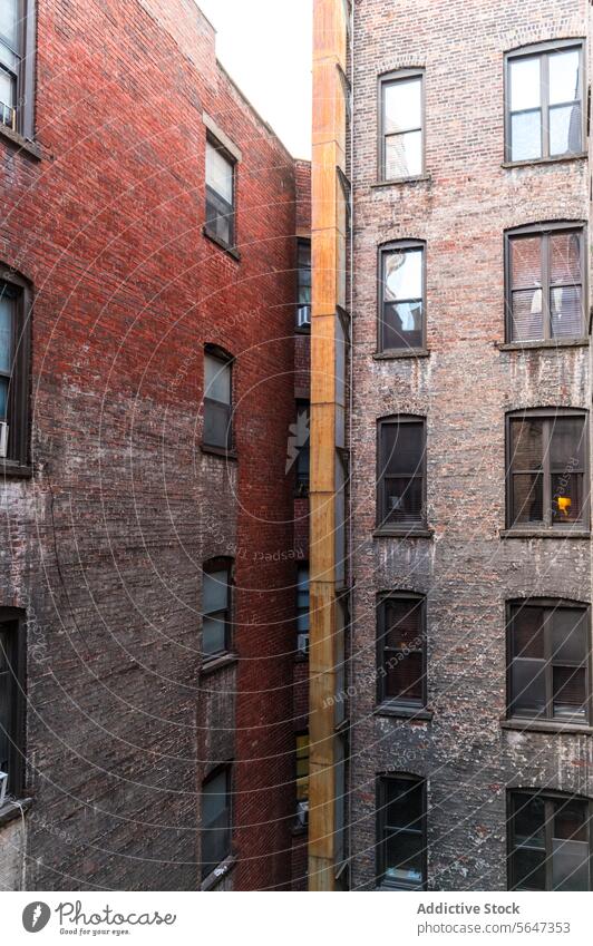 Backsteingebäude in einer Gasse in Manhattan New York State Baustein Gebäude Fenster Klimaanlage alt altehrwürdig Architektur urban Großstadt rot eng Textur
