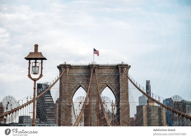 Verschlungene Brooklyn Bridge vor städtischer Kulisse Brücke Kabel Design kompliziert Manhattan Skyline Architektur Wolkenkratzer Tageslicht Stadtbild Fluss