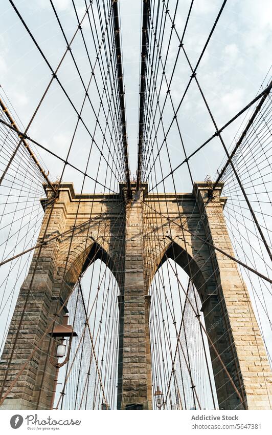Die ikonischen Kabel und Pfeiler der Brooklyn Bridge Brücke Architektur Manhattan Wahrzeichen Himmel New York State Struktur Stein Ständer historisch reisen