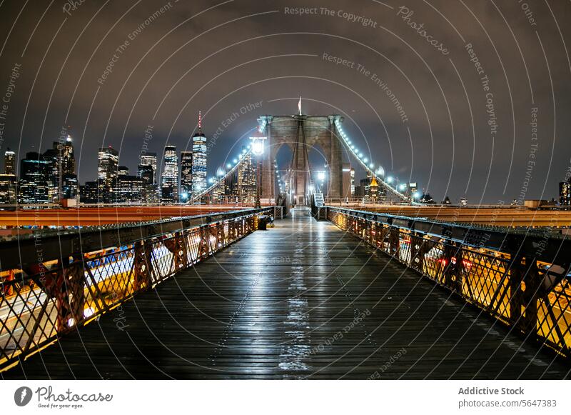 Brooklyn Bridge mit der Skyline von Manhattan bei Nacht. Brücke Großstadt Lichter Architektur Wahrzeichen Fluss Wasser urban reisen Tourist Ausflugsziel Abend