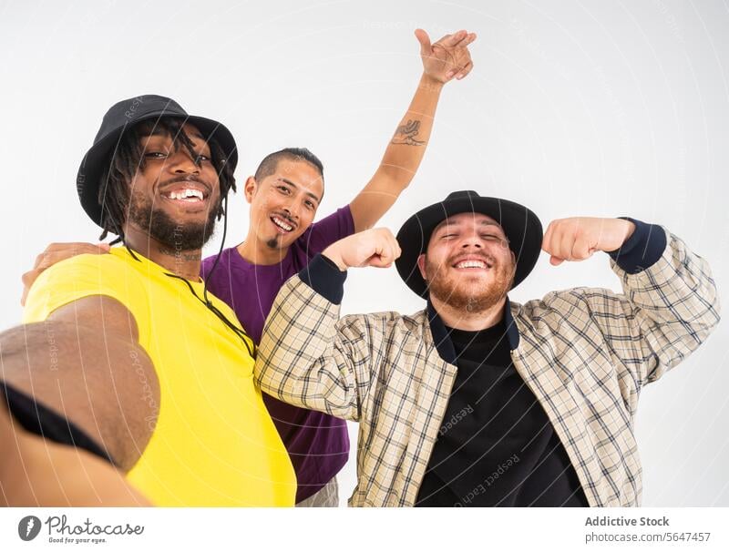 Drei Freunde machen zusammen ein spielerisches Selfie Freundschaft Männer jung Erwachsener heiter Lächeln Glück Pose Fotokamera Friedenszeichen