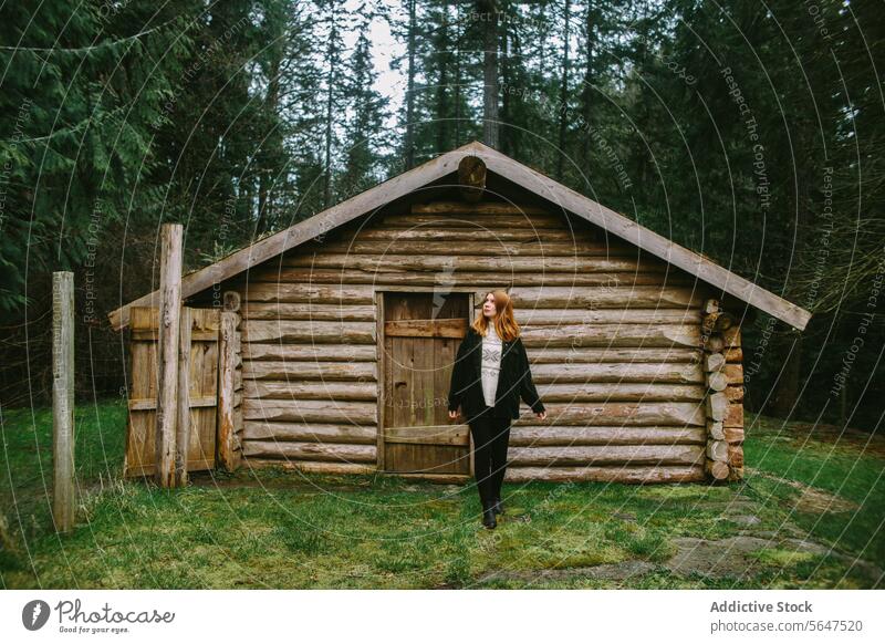 Frau vor einer rustikalen Blockhütte im Wald Blockhaus Waldlichtung Vancouver Island British Columbia Kanada ruhig Erkundung im Freien Natur hölzern Struktur