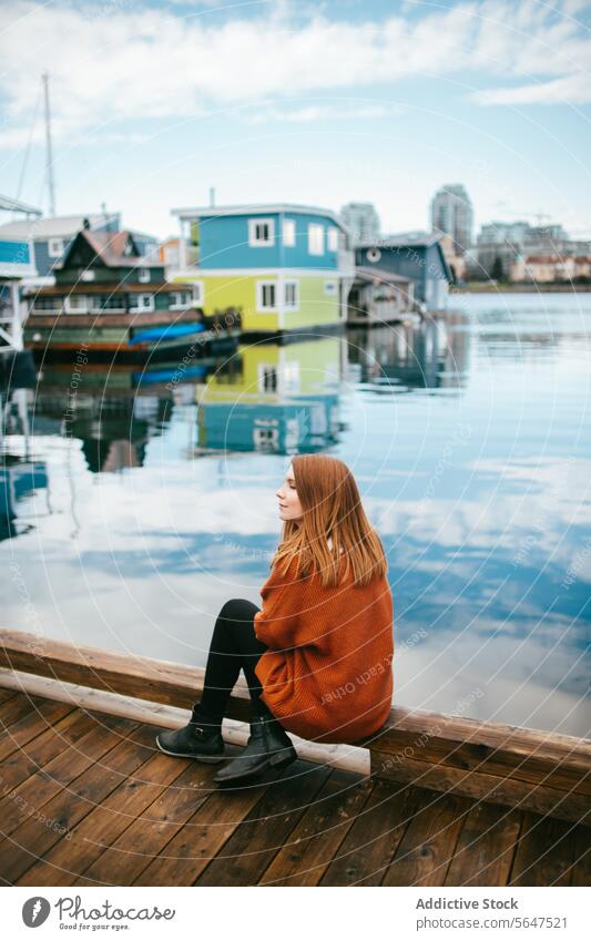 Gelassener Moment an bunten schwimmenden Häusern in Victoria, Vancouver Island Frau Dock Sitzen Wasser schwimmendes Haus farbenfroh Gelassenheit beschaulich