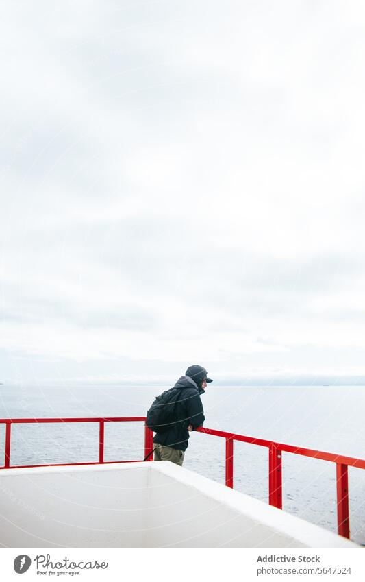 Ruhiger Moment eines unerkennbaren Mannes auf einem Fährdeck mit Blick aufs Meer Person Fähre Schiffsdeck Vancouver Island British Columbia Kanada MEER Wasser