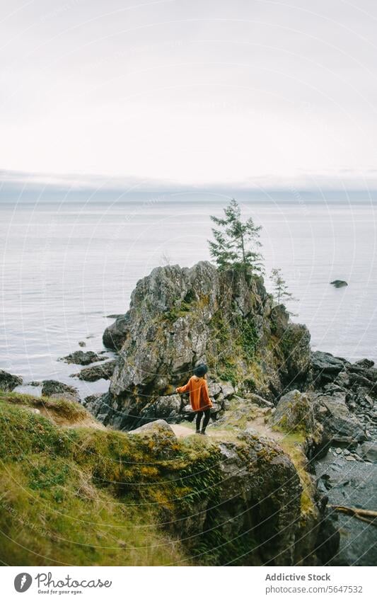 Frau in einem ruhigen Moment mit Blick auf das Meer im East Sooke Regional Park, Vancouver Island Person Klippe MEER Regionalpark Ost-Sooke British Columbia