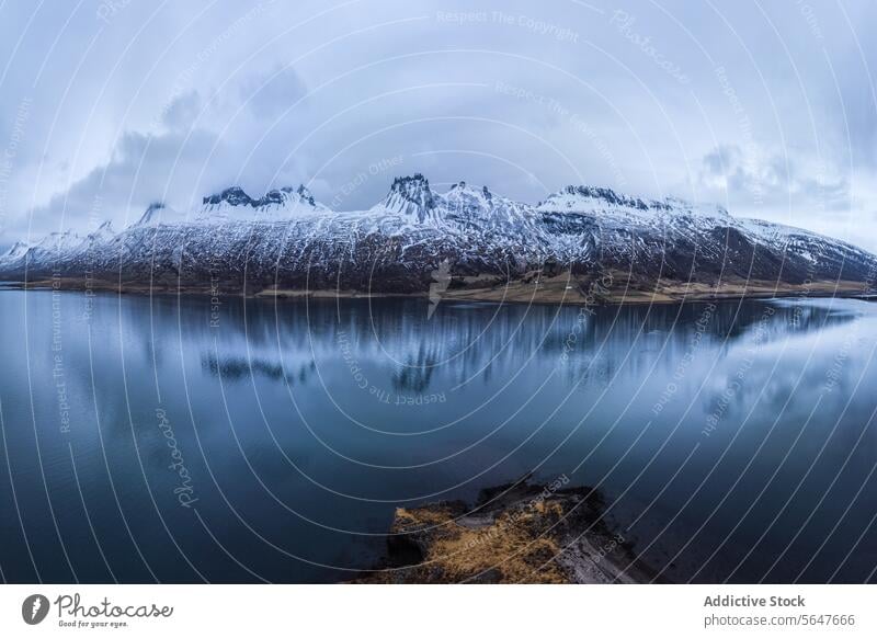 Stille Bergspiegelung in einem isländischen See Island Landschaft ruhig Reflexion & Spiegelung Berge u. Gebirge schneebedeckt Gelassenheit Natur Wasser