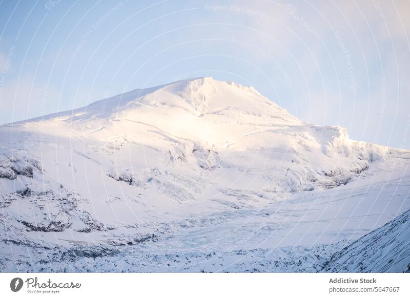 Schneebedeckter Berggipfel unter klarem Himmel in Island Berge u. Gebirge Gipfel Klarer Himmel Sonnenlicht Gelassenheit Landschaft majestätisch blau im Freien