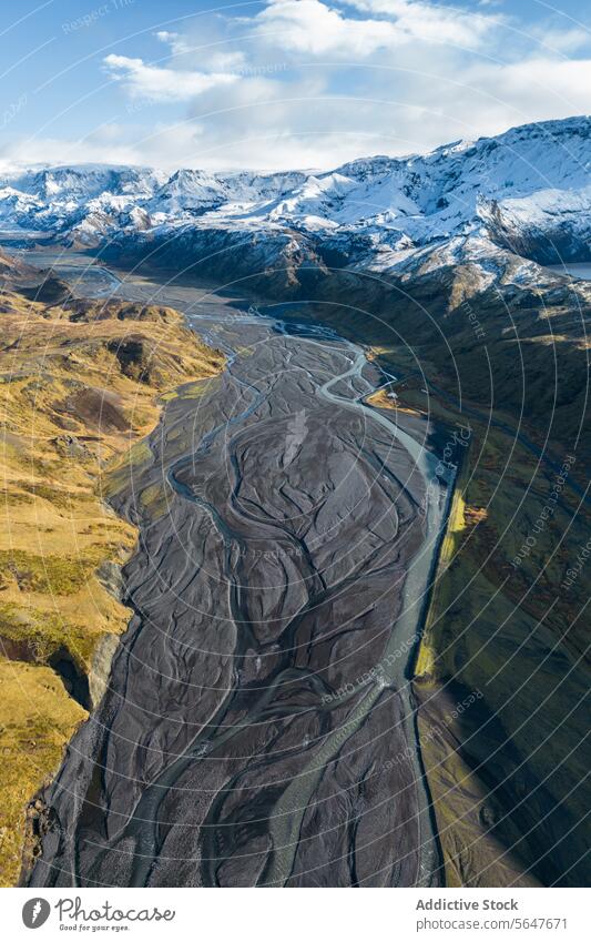 Luftaufnahme der majestätischen Landschaften und des sich schlängelnden Flusses in Island Irrfahrt Schnee Berge u. Gebirge dramatisch Natur im Freien Wildnis