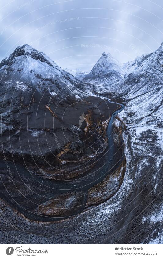 Majestätische isländische Berge mit gewundenem Fluss Island Berge u. Gebirge Schnee Landschaft Natur malerisch reisen Wildnis im Freien Abenteuer Tal Gipfel