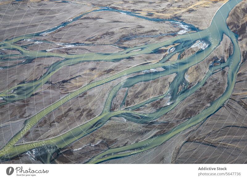 Drohnenbild einer atemberaubenden Drohnenansicht einer kurvigen Flussmündung inmitten von Bergen in Island von oben Mündung Tal Berge u. Gebirge Bach Kamm