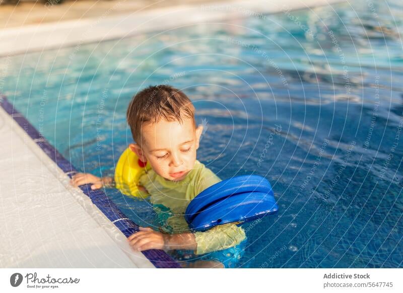 Kleinkind-Schwimmkurs mit Auftriebskörper Kind schwimmen lernen Pool Wasser Lektion Schwimmsport Training Sicherheit im Freien Sommer Aktivität Wassersport