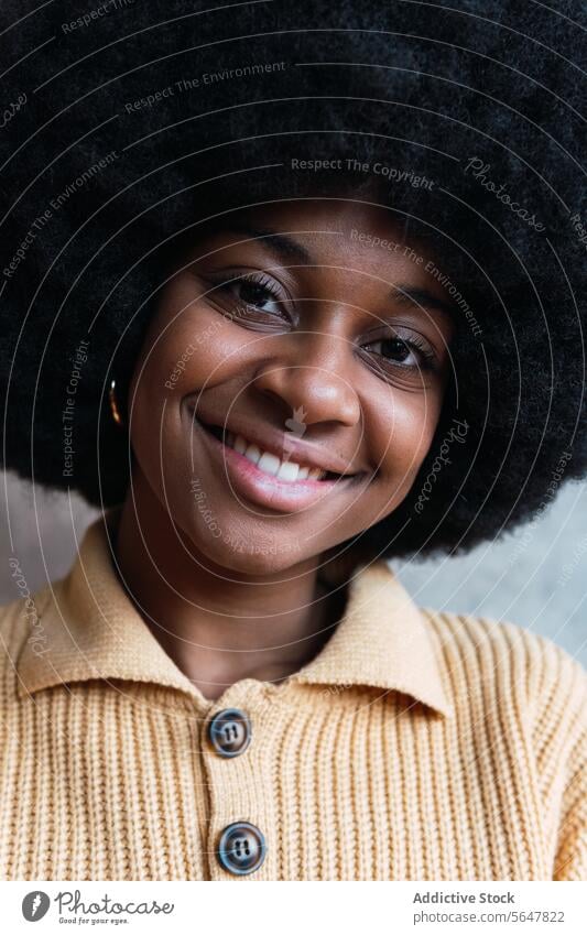 Lächelnde schwarze Frau mit Afrofrisur Porträt Afro-Look Vorschein Individualität Persönlichkeit braunes Auge positiv krause Haare Afroamerikaner Glück heiter