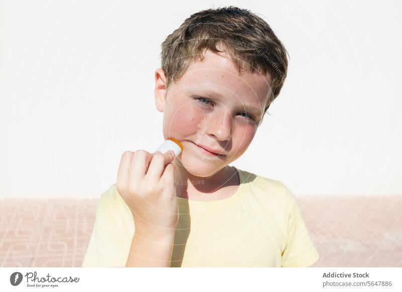 Junge trägt Sonnenschutzmittel an einem sonnigen Tag auf Kind Schutz Hautpflege Sommer im Freien Gesundheit Sicherheit Sonnenschein Gesichtspflege Sahne